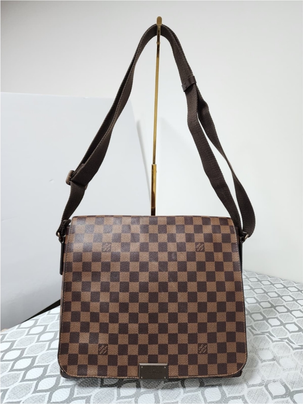 Louis Vuitton Cross Body District GM in Damier, Canvas Messenger Bag Brown